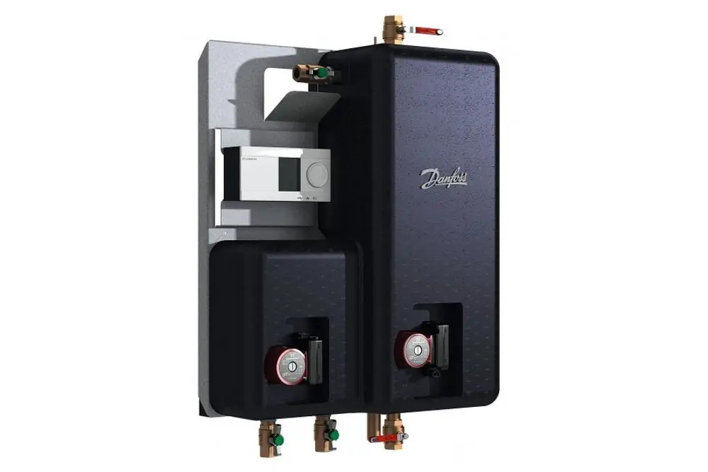 Trinkwassersystem von Danfoss mit zwei angeschlossenen Komponenten, Ventilen und einem Steuergerät zur Regelung. Installationseinheit in dunkler Farbe.